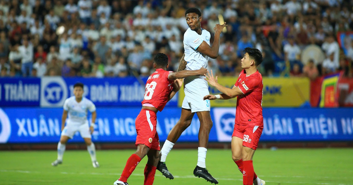 Tiền đạo 2,06 m Kyle Hudlin của Nam Định: Thủ môn V-League gặp 'ác mộng'