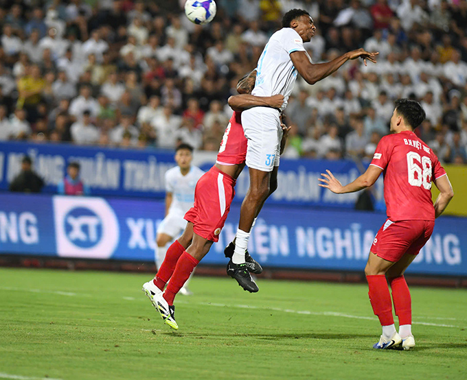 Trung vệ 'săn Tây' nổi tiếng V.League choáng vì chiều cao 2 mét của Kyle Hudlin - Bongdaplus.vn